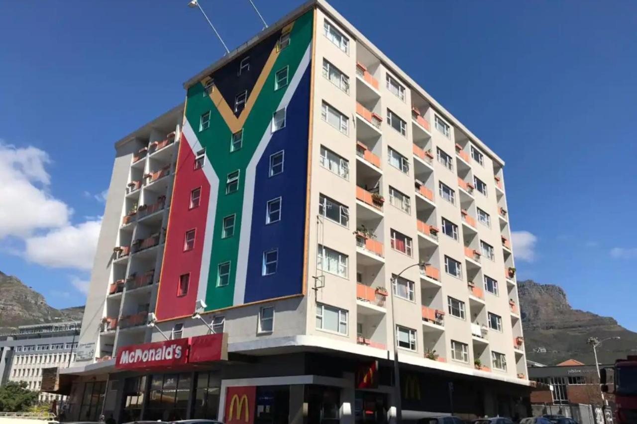 Centrally Located 2 Bedroom In Appartement *